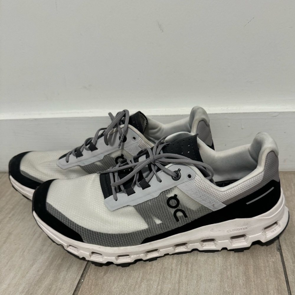 Cloudvista
Glacier | Black
Size: 8.5 (Men's)
On Running Shoes